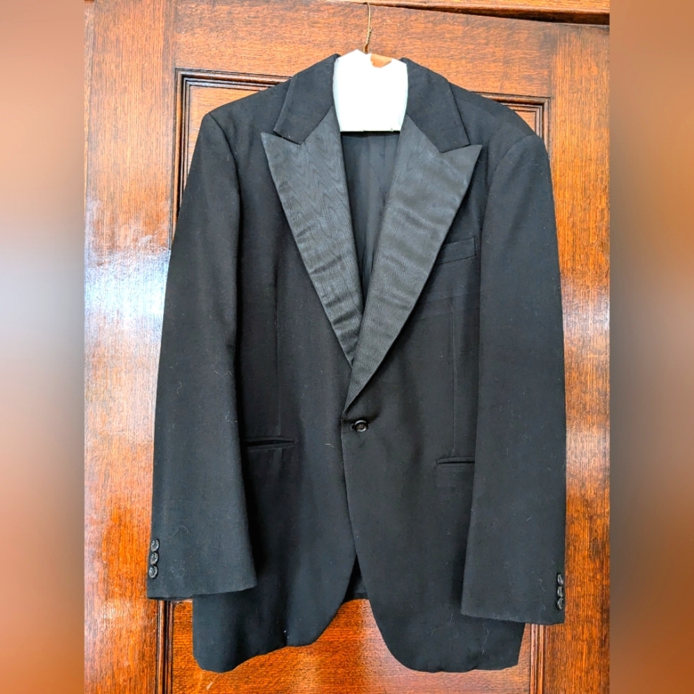 Custom-made men's tuxedo jacket, circa 1970s. Silk lapels. Size 40.